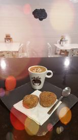 Apetéceche un café? En Café Bar Adèle obséquiate cun 2x1 nus deliciosos cafés!