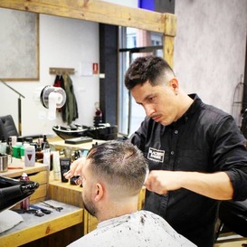 Blackbird Barber agasalla os membros da tropa cun corte de pelo de balde!!