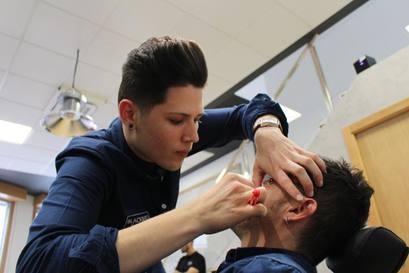 Queres un arranxo de barba de balde? En Blackbird Barber!!